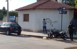 Choque entre moto y auto en Montes y Libertad: un herido