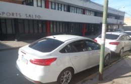 Predicar con el ejemplo: vehículos oficiales del gobierno estacionan como quieren en pleno centro de la ciudad