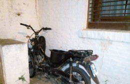 Motociclista herido al chocar contra una casa