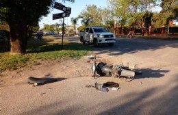 Joven motociclista herido tras chocar con un auto