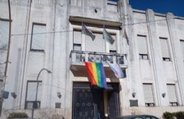 El Municipio desplegó la bandera del orgullo LGBTIQ