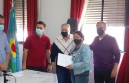 Alessandro entregó escrituras "No tienen más que hacer que disfrutar de su casa para toda la vida"