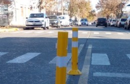 Vandalismo en Avenida Mitre: rompieron cintas reflectivas de los nuevos demarcadores viales