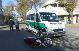 Una combi y una moto colisionaron en Buenos Aires y Larrea
