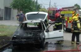 Voraz incendio de un automóvil en Avenida Italia