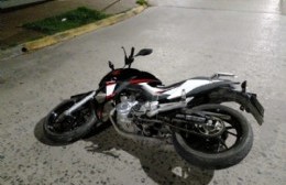 Motociclista herido al chocar contra un auto