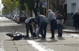 Motociclista resultó herida al chocar contra una camioneta