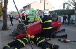 Volcó un auto en pleno centro