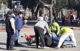 Una mujer herida tras choque entre moto y camioneta