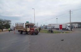 Motociclista chocó contra un camión, fugó y dejó a su acompañante a la buena de Dios