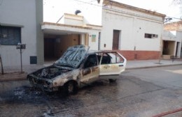 Un auto ardió en llamas en calle Defensa